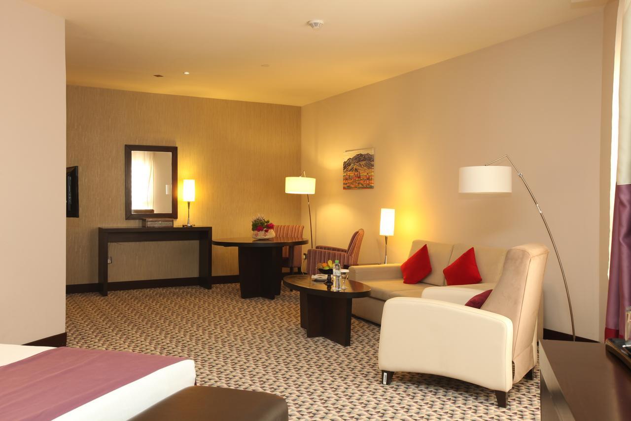 Golden Tulip Hail Extérieur photo